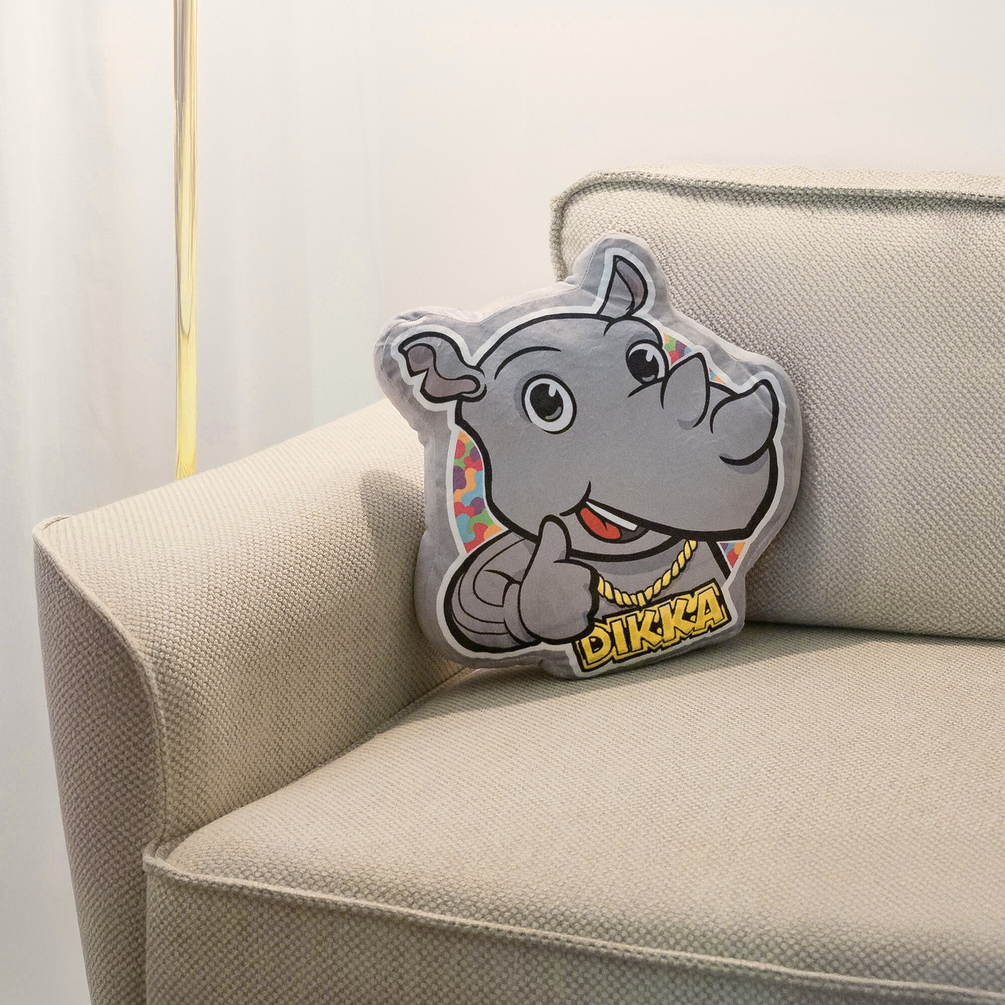 https://images.bravado.de/prod/product-assets/dikka/dikka/products/508949/web/515420/image-thumb__515420__3000x3000_original/DIKKA_DIKKA-Plueschkissen_Accessoires_s508949_o4192340_a515420_v12694004.7dfd7634.jpg