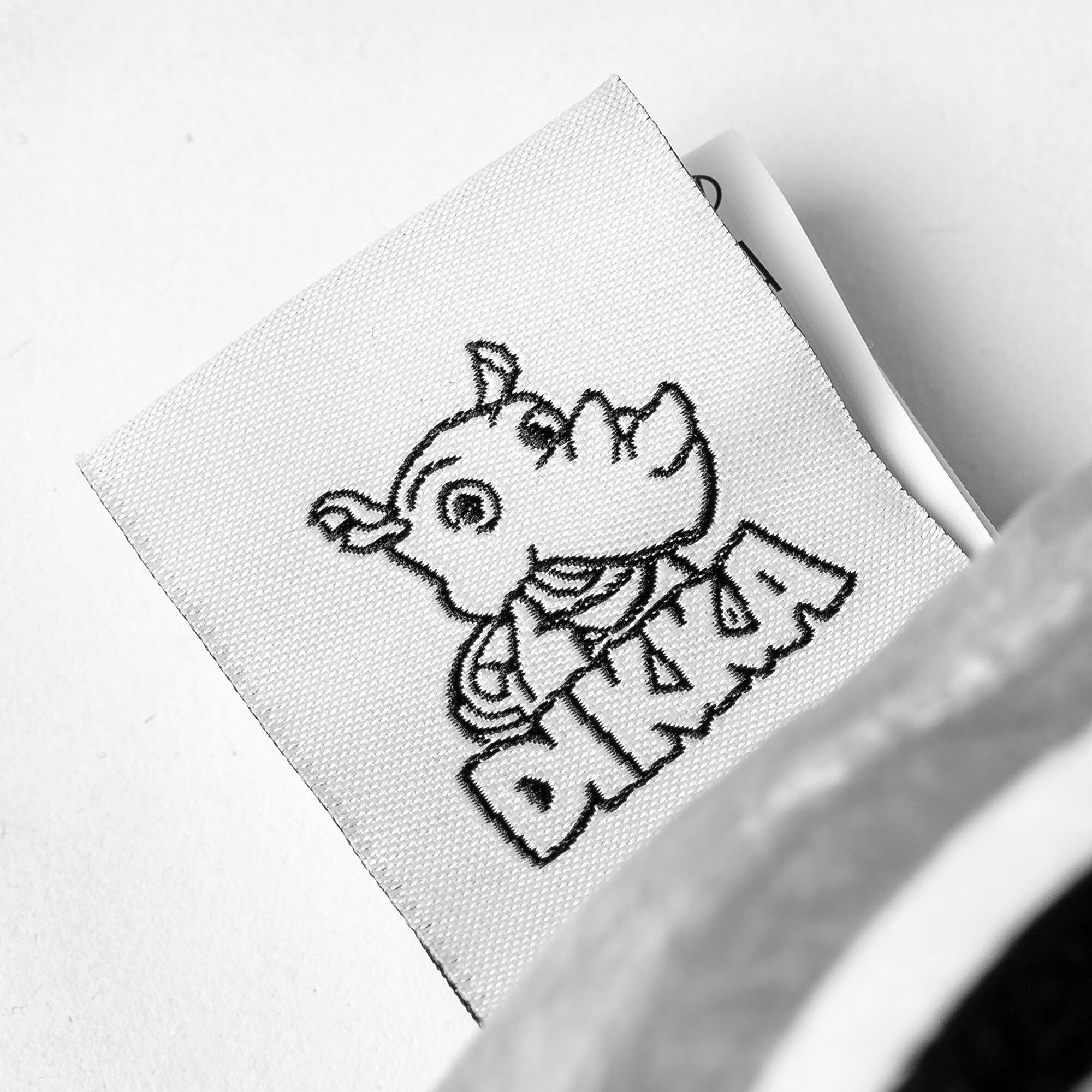 https://images.bravado.de/prod/product-assets/dikka/dikka/products/508949/web/515421/image-thumb__515421__3000x3000_original/DIKKA_DIKKA-Plueschkissen_Accessoires_s508949_o4192340_a515421_v12694005.d1ab1685.jpg